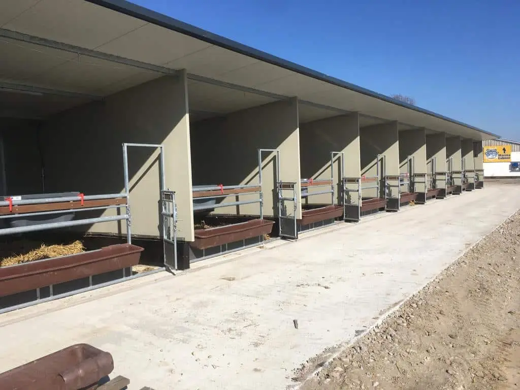 OKS: lange stal in de zon