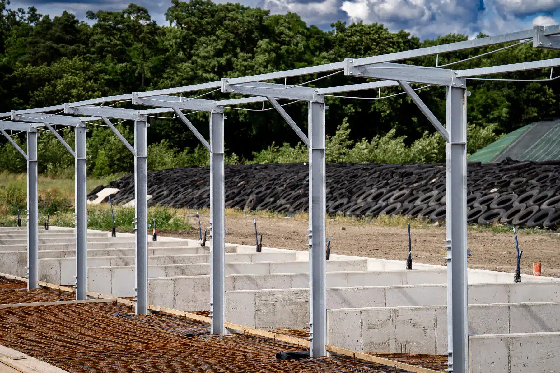 Verzinkte staalconstructie van een Optima Klima Stal op een betonnen fundering, nog zonder wanden