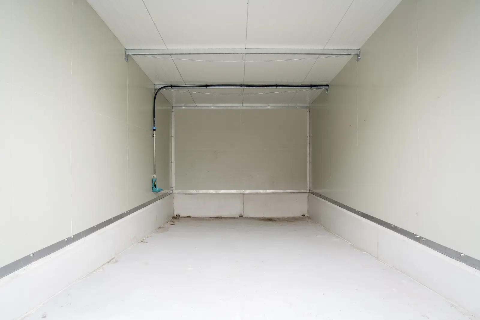 Optima Klima Stal XL: lege afdeling met drinkbak aan de wand