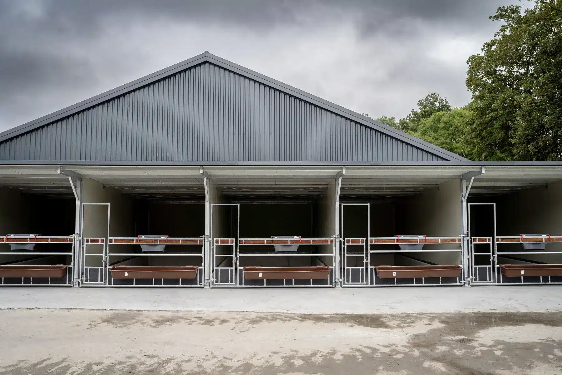 Optima Klima Stal XL: vooraanzicht met fronthekken en voertroggen