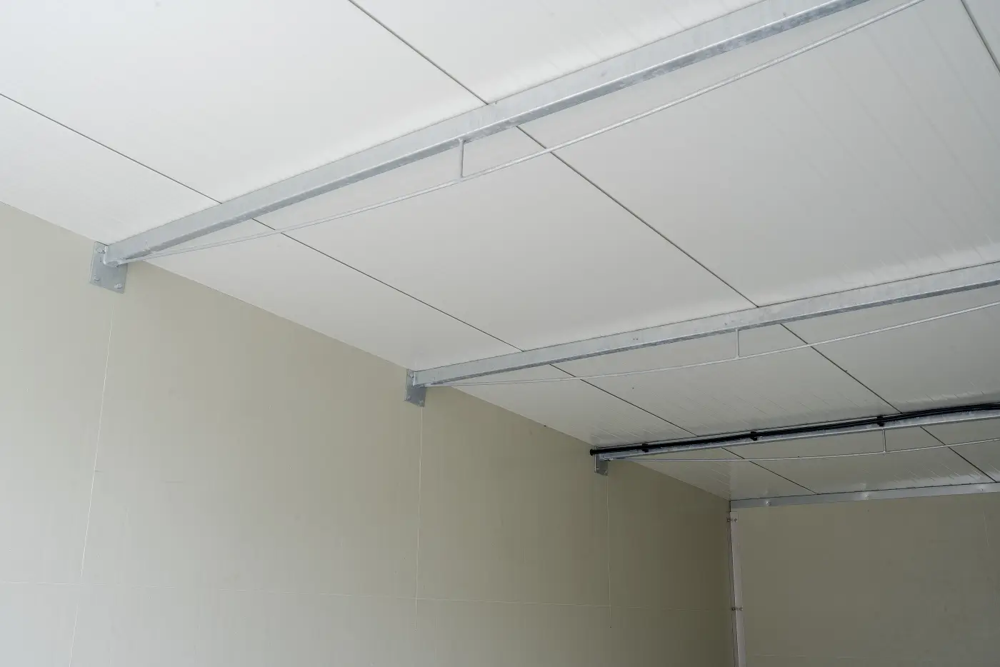 Onderkant van het geïsoleerde dak met de staalconstructie van de Optima Klima Stal XL