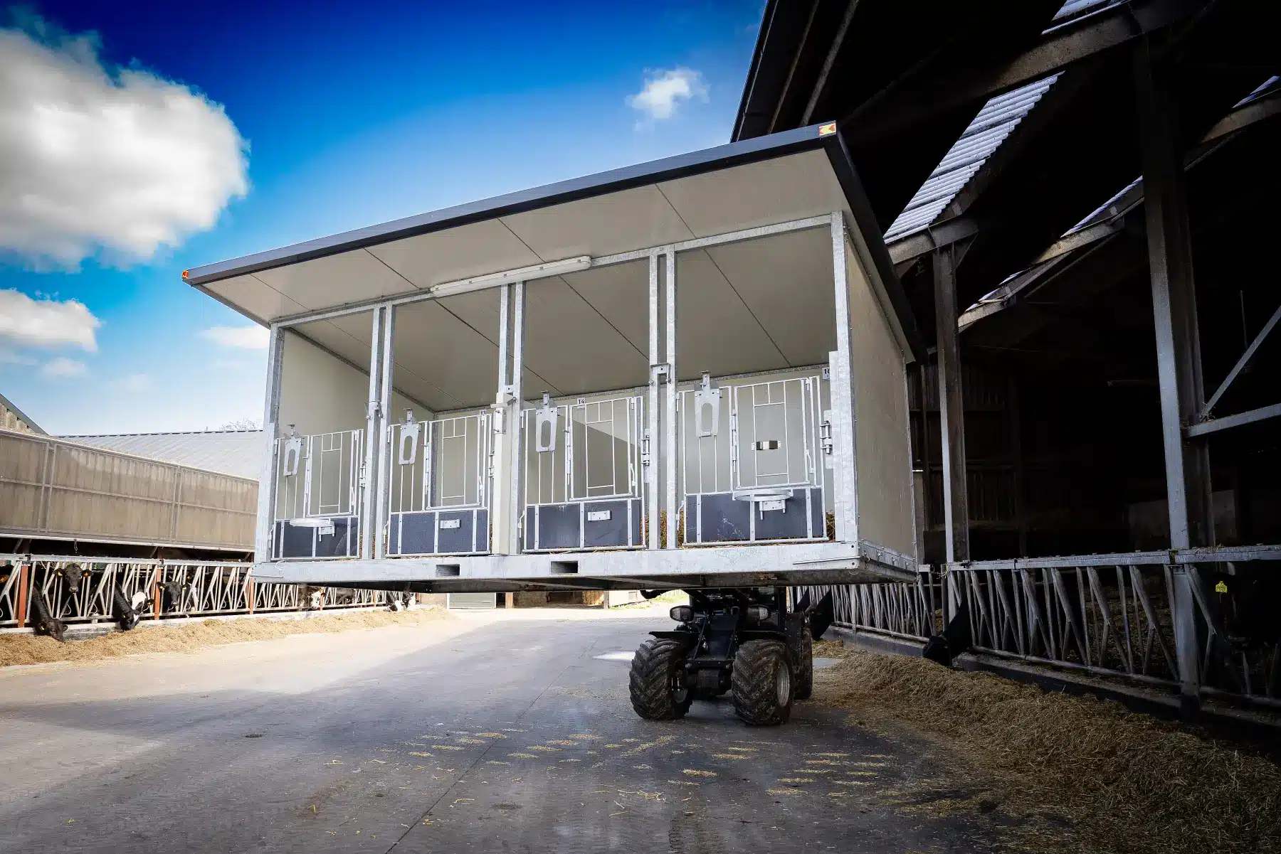 Quattro Kalverbox XL met klapbodem aan een shovel, de bodem staat open
