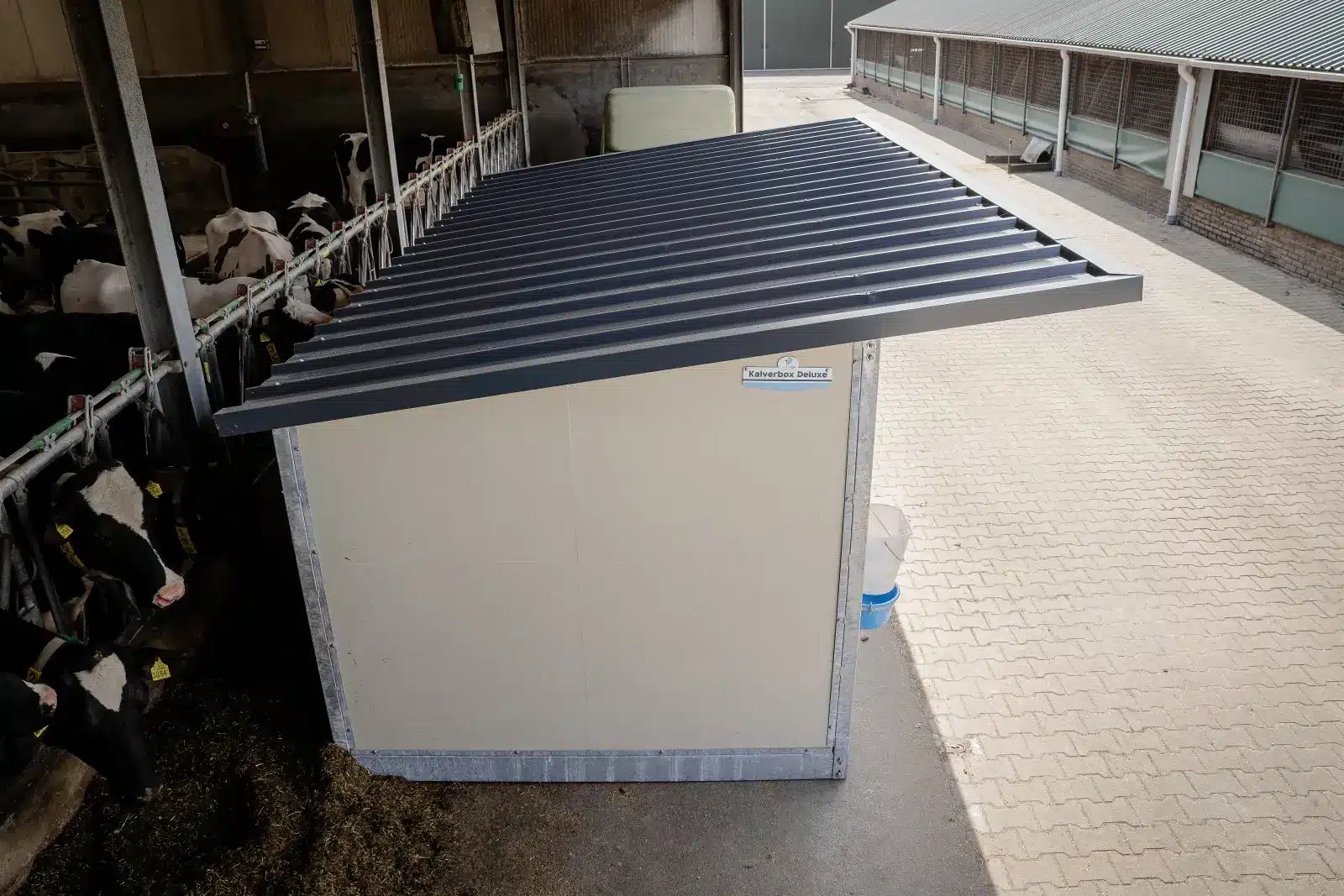 Quattro XL: zijaanzicht van de unit in de stal